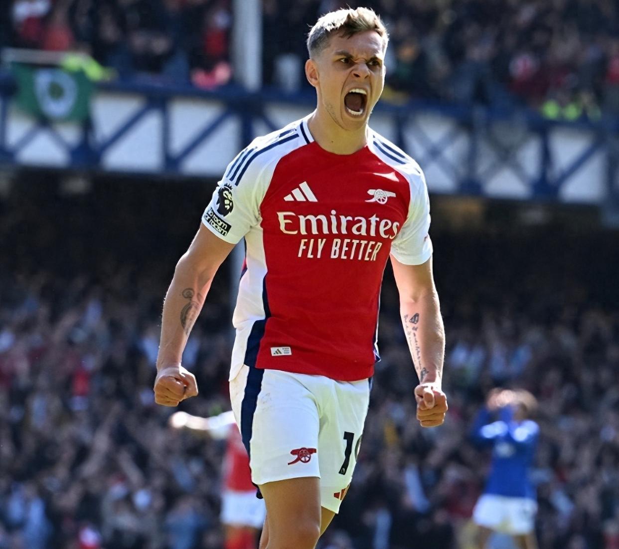 塞内加尔vs博茨瓦纳比赛中，一位球迷身着棱镜装、戴面具观战（塞内加尔战博茨瓦纳：一名球迷穿棱镜装戴面具现身看台）