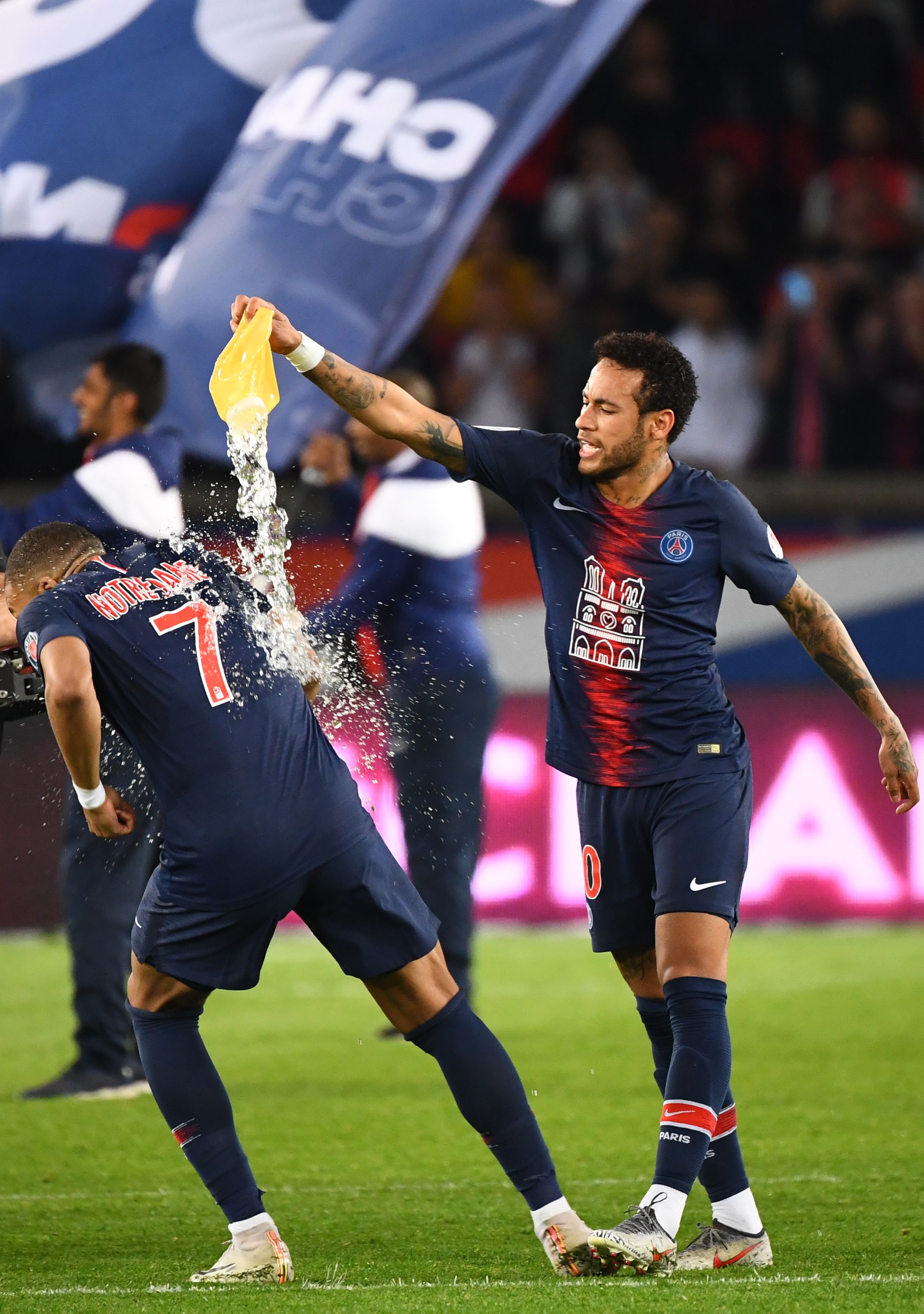 曼城联赛排名升至第二，距榜首阿森纳仅2分（曼城升至联赛第二，距领头羊阿森纳仅差2分）