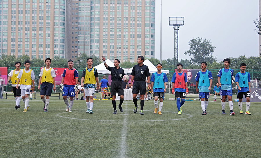 拉普拉塔大学生抗议阿足协新规，背身列队迎接联赛冠军罗萨里奥（不满阿足协新规，拉普拉塔大学生背对列队致意联赛冠军罗萨里奥）