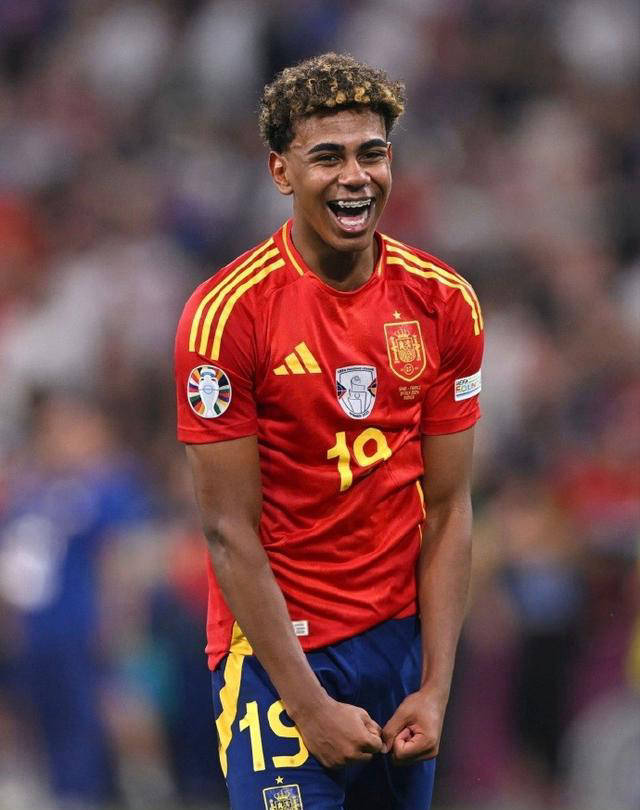 篮球湖人球迷热情支持球队（湖人球迷热烈力挺球队）