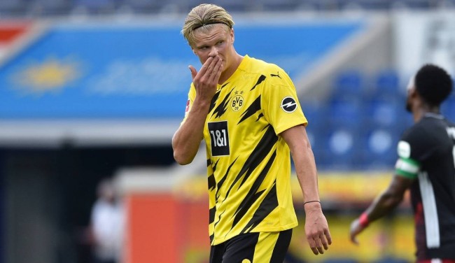 这雪有点大，欧冠赛前一名挪威记者在博德闪耀的球场边线处滑雪（欧冠赛前大雪纷飞，挪威记者在博德闪耀球场边线滑雪）