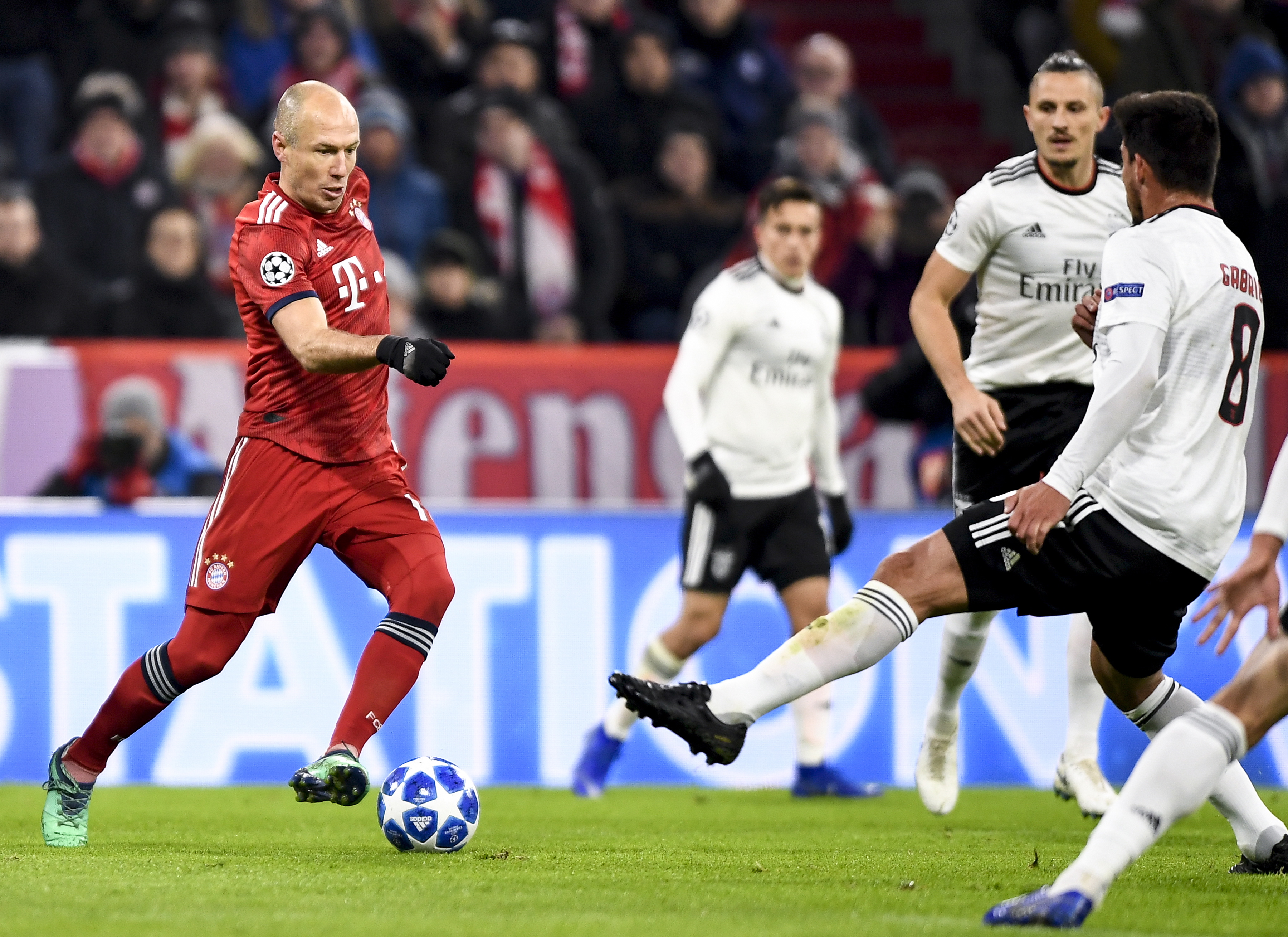 德甲战报：曼卡、斯基默破门，海登海姆2-1战胜弗赖堡（德甲速递：曼卡与斯基默建功，海登海姆2-1力克弗赖堡）