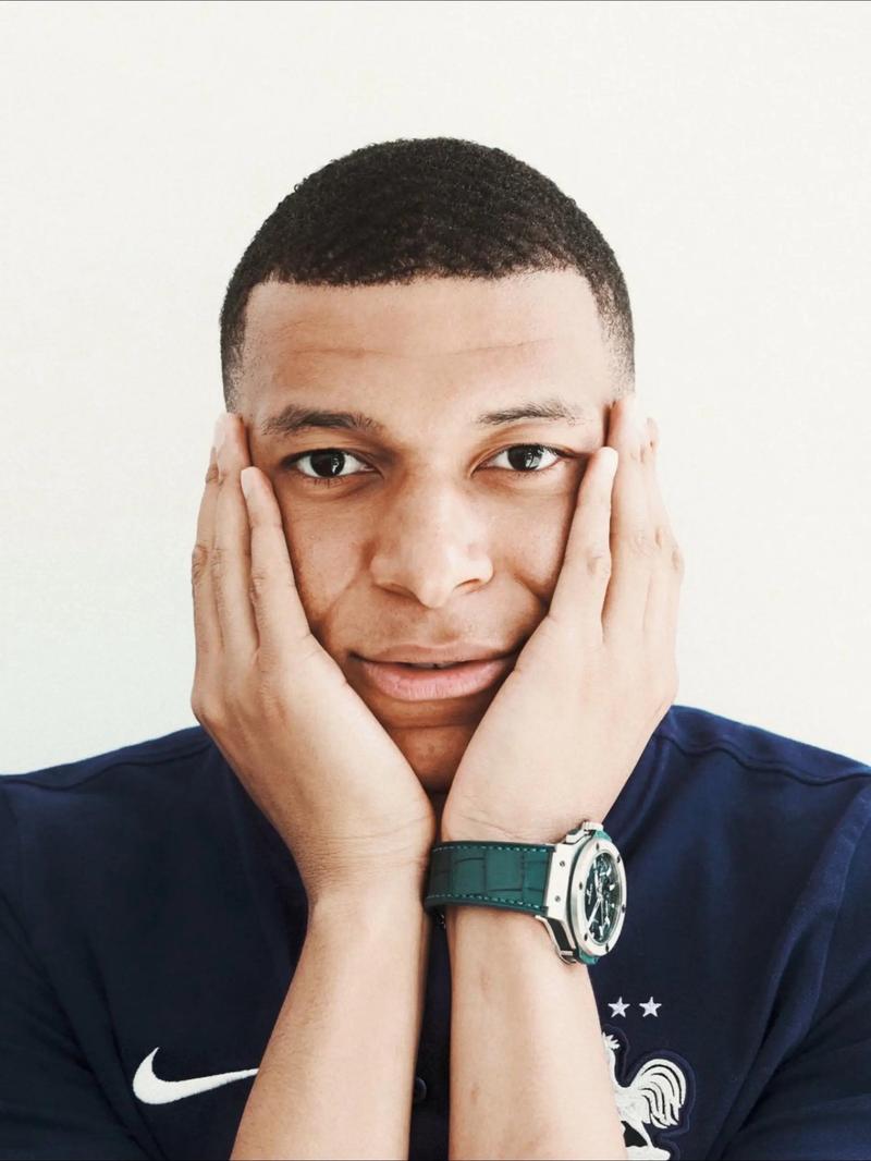 新星闪耀！摩根·罗杰斯破门获名宿称赞，或成三狮军团中场核心（摩根·罗杰斯破门闪光获名宿力赞，有望成为三狮中场核心）