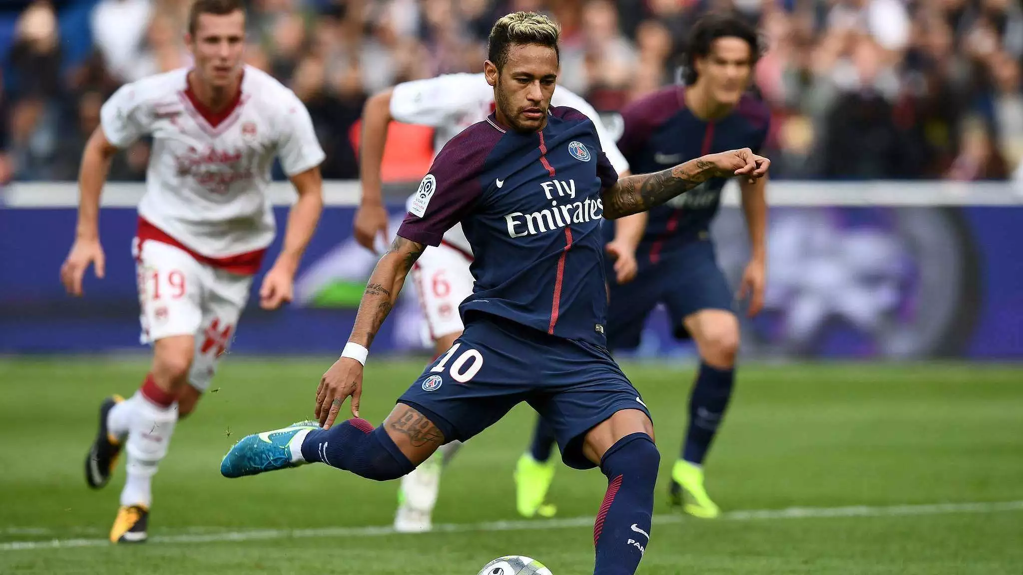 记者：多队关注赫塔16岁中场艾希霍恩，球员解约金1000-1200万（记者：多家球队有意赫塔16岁中场艾希霍恩，解约金约1000-1200万）