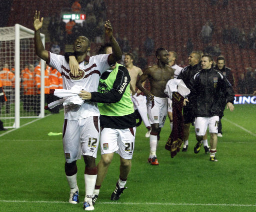 科迪罗兹对决奥巴费米争夺WWE与NXT冠军（科迪罗兹大战奥巴费米：WWE与NXT双冠之争）